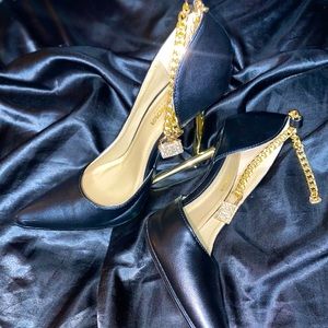 Fashion nova Pumps in size 7!